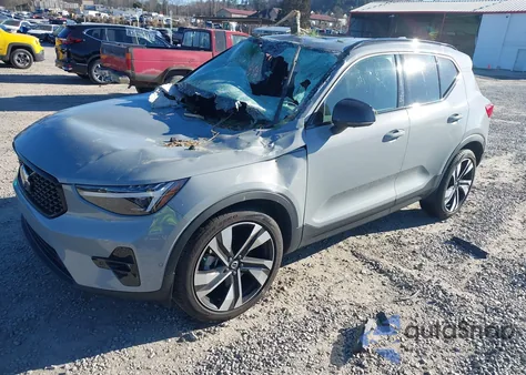 2025 Volvo Xc40 B5 Plus Dark Theme z USA, uszkodzony, nr VIN YV4L12UC6S2492483